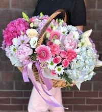 Композиция солнечный день в Николаевской Краснодарского края Цветочная композиция из Розы, Хризантемы, Пионы и Лизиантусы в корзине в Николаевской Краснодарского края